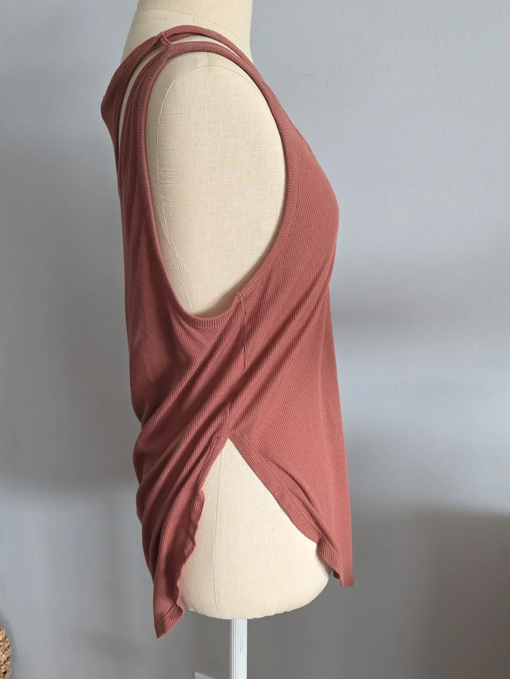 ALO Sleeveless Cutout Ribbed Tank Top - Rust